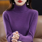 Relaxed fit purple turtleneck sweater made of merino wool and cashmere, featuring ribbed cuffs and a smooth texture.